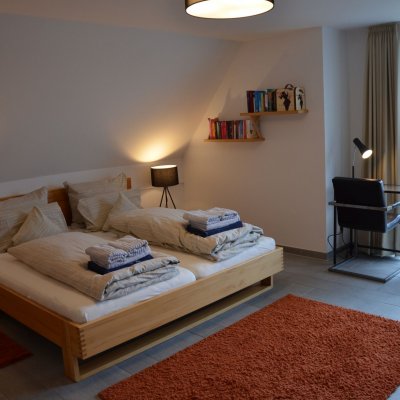 Doppelschlafzimmer im 1. Obergeschoss mit Balkon, Doppelbett 1,80 x 2,00m, Duschbad auf der Etage