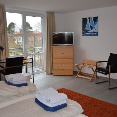 Doppelschlafzimmer im 1. Obergeschoss mit Balkon, Doppelbett 1,80 x 2,00m, Duschbad auf der Etage
