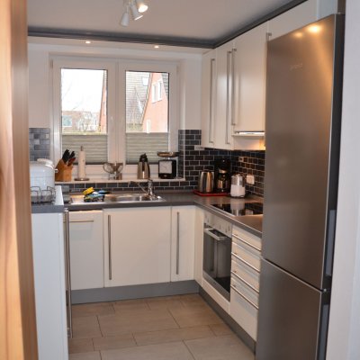 K&uuml;che Haus Lubina*****, mit K&uuml;hl-Gefrier-Kombination, Backofen, Ceranfeld, Sp&uuml;lmaschine, Mikrowelle und umfangreicher Ausstattung