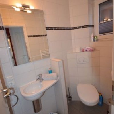 WC im Endgeschoss mit Waschmaschine und Trockner